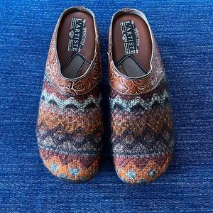 L'ARTISTE ZIGINO CLOGS by Spring Step